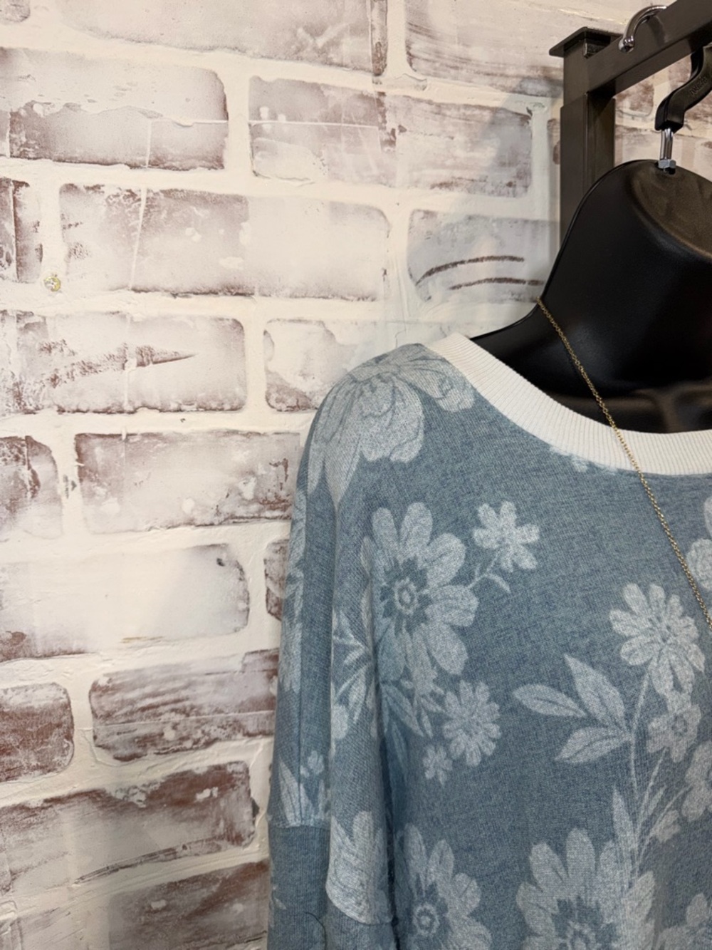 Time and Tru Blue Floral Knit Pullover with White Trim XL - Picture 5 of 7